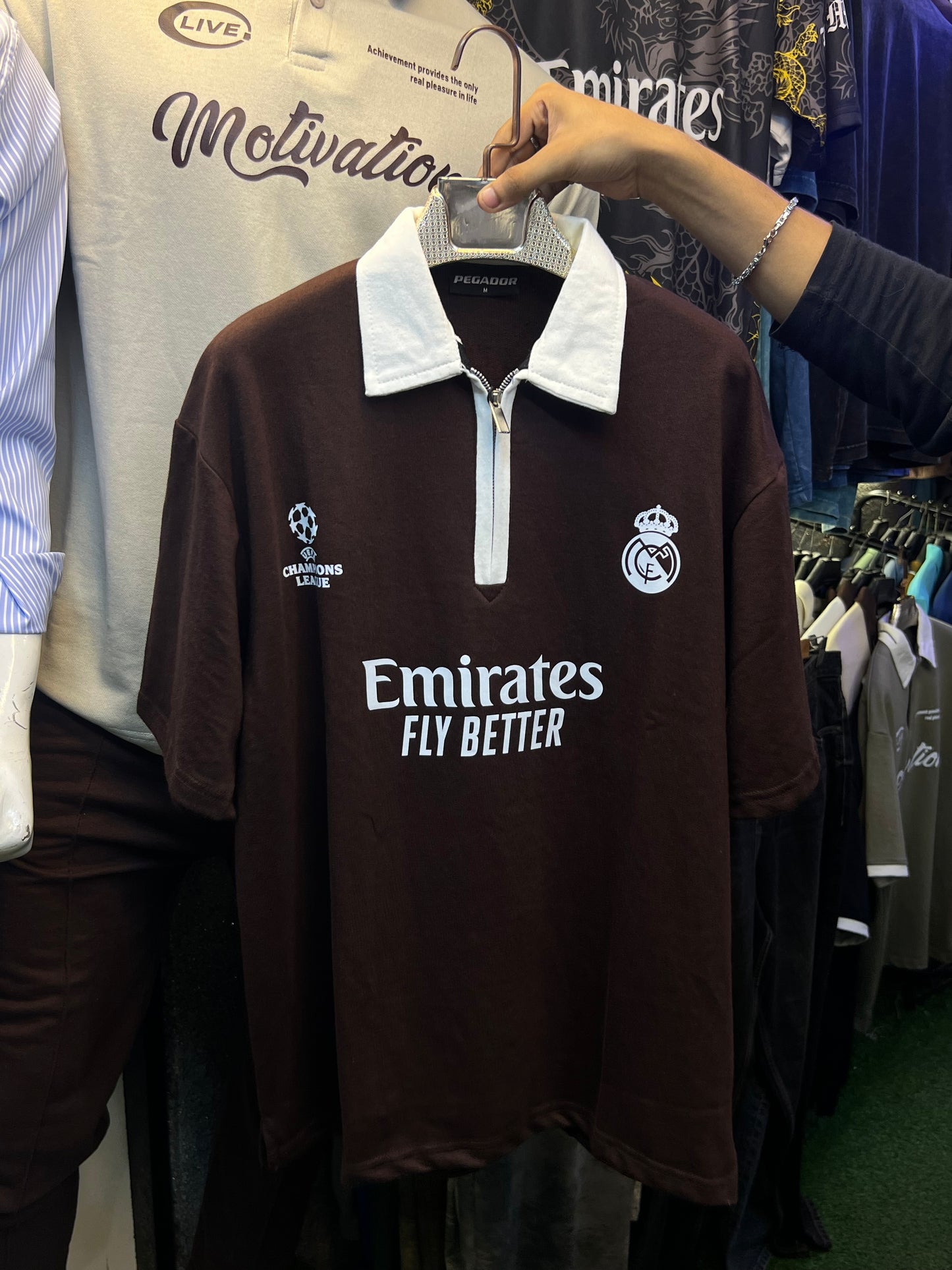 DROP-SHOULDER CONTRAST COLLAR POLO T-SHIRTS WITH FRONT AND BACK PRINT