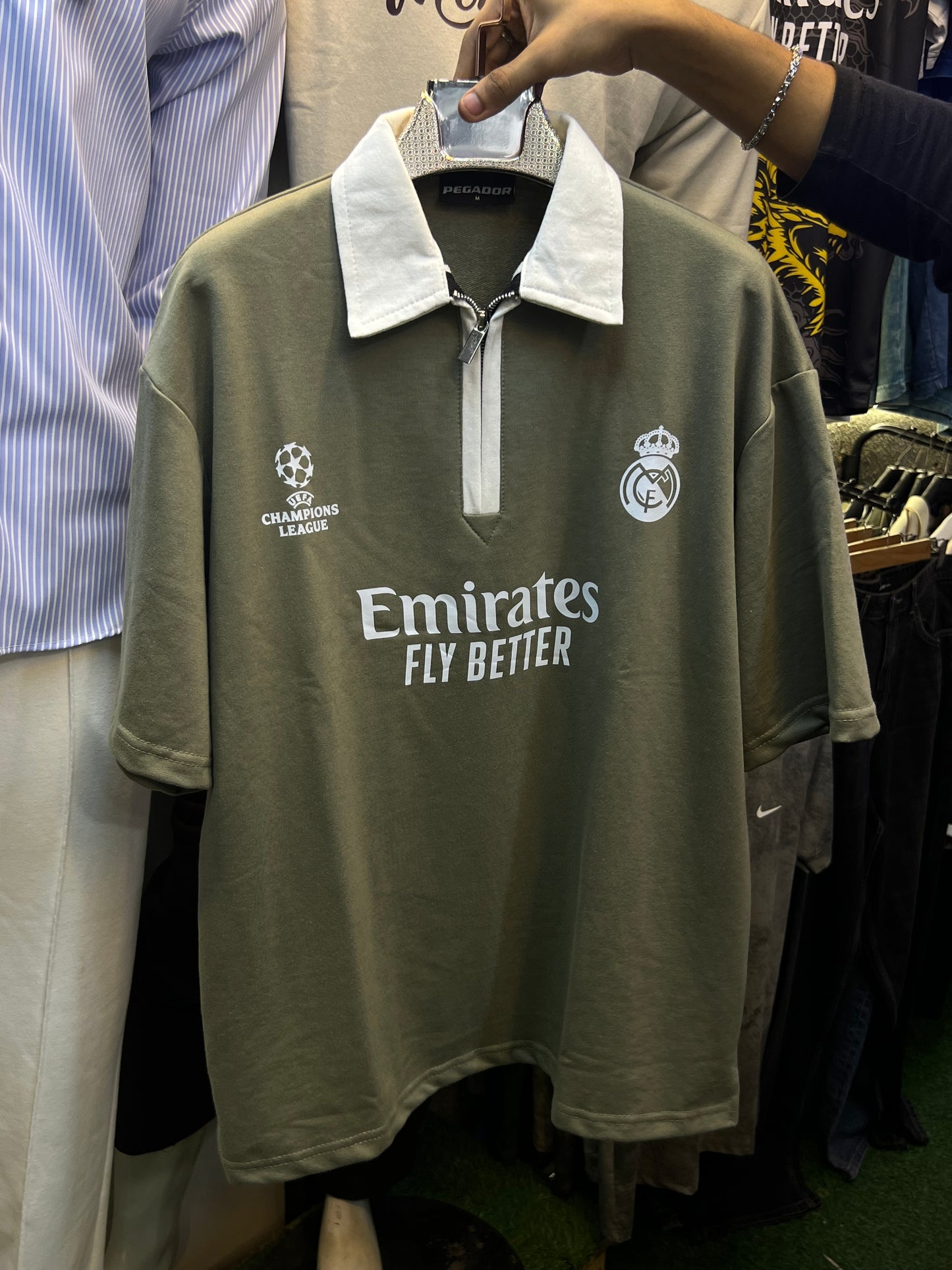 DROP-SHOULDER CONTRAST COLLAR POLO T-SHIRTS WITH FRONT AND BACK PRINT